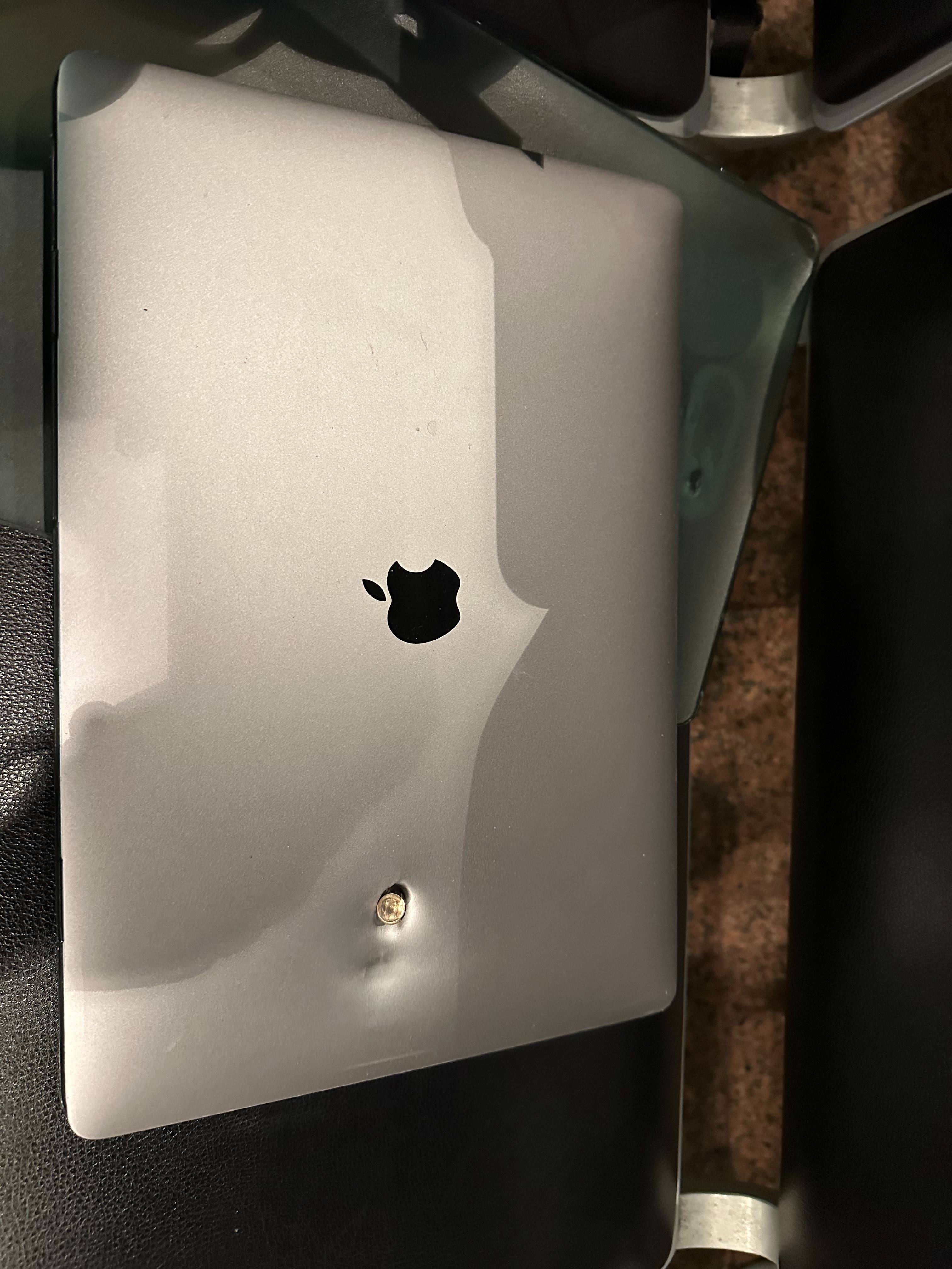 皇冠信用網账号_中国小伙在巴西遭持枪抢劫皇冠信用網账号，逃跑时对方开枪，事后发现子弹打进电脑：犯“禁忌”被盯上