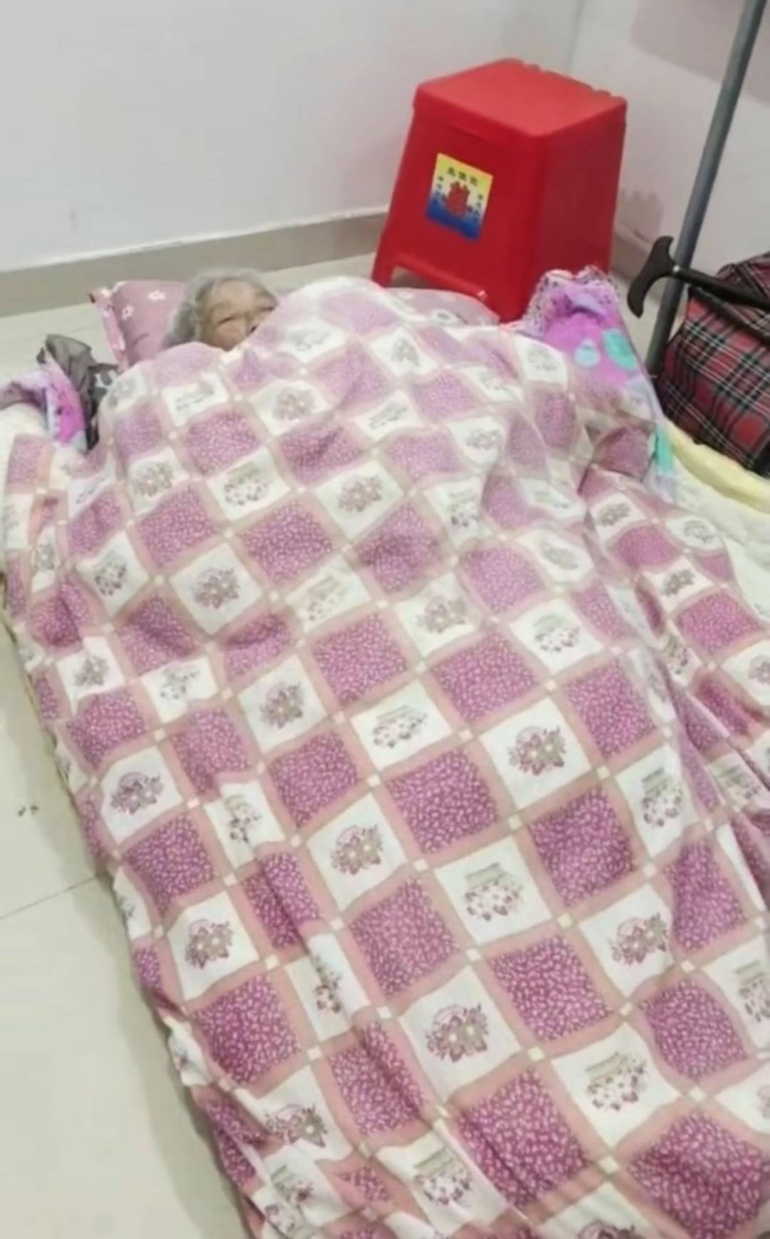 美国 vs 尼加拉瓜
_江苏南通94岁老人被发现在楼道打地铺美国 vs 尼加拉瓜
,社区:子女轮流赡养,可能送来时人不在家